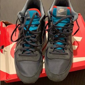 Nike internationalist MID